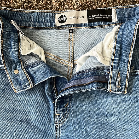 NWOT Levi Strauss Silver Tab Distressed Mom Jean, Size 28, Medium Wash Denim - Picture 12 of 15